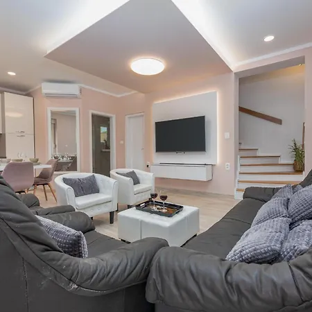 度假居 Gorgeous Home In Zadar *